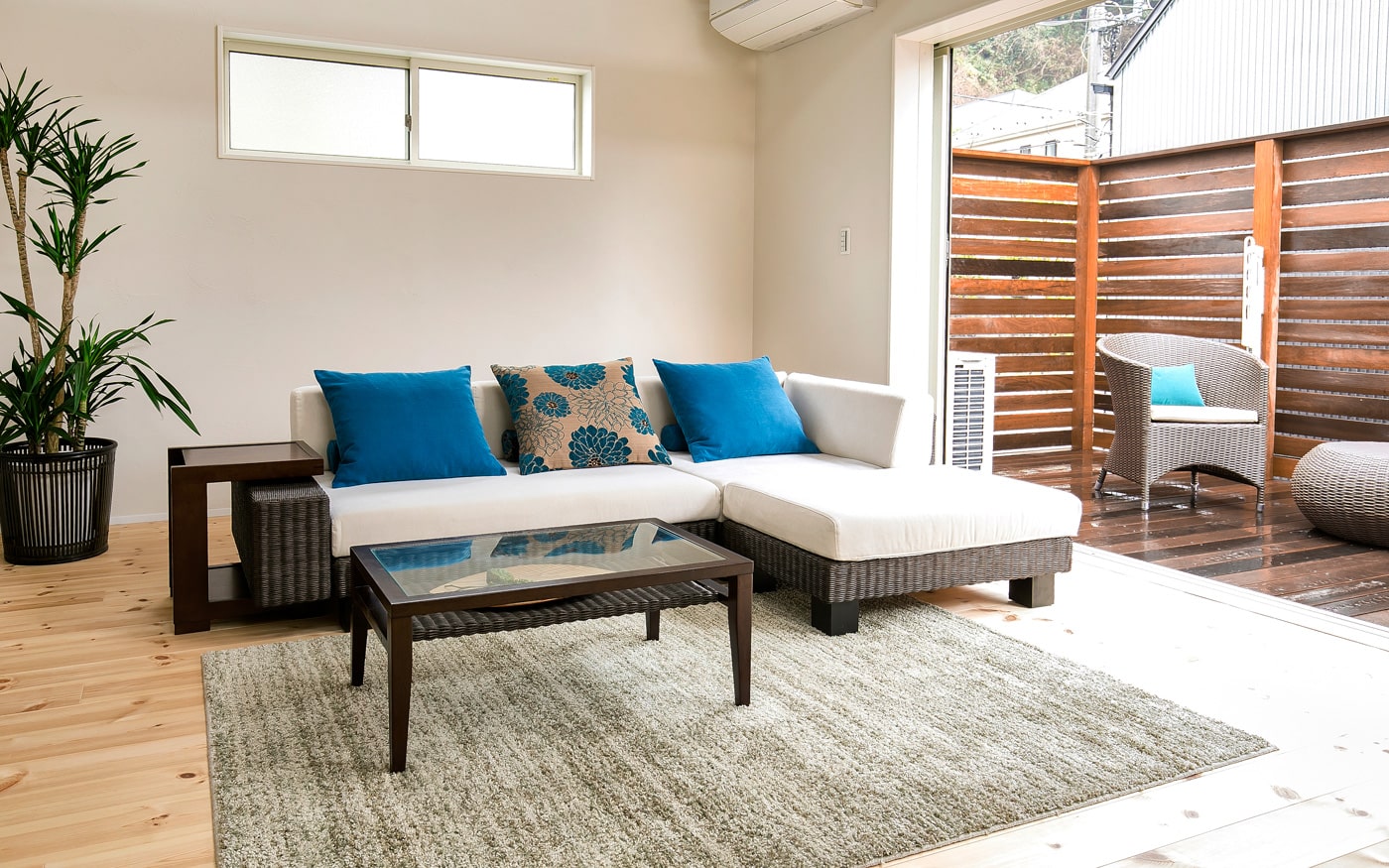 No 99 海の風を感じるターコイズブルーのリゾートインテリア A Flat その暮らしに アジアの風を 目黒通り 新宿 大阪梅田 グランフロント北館