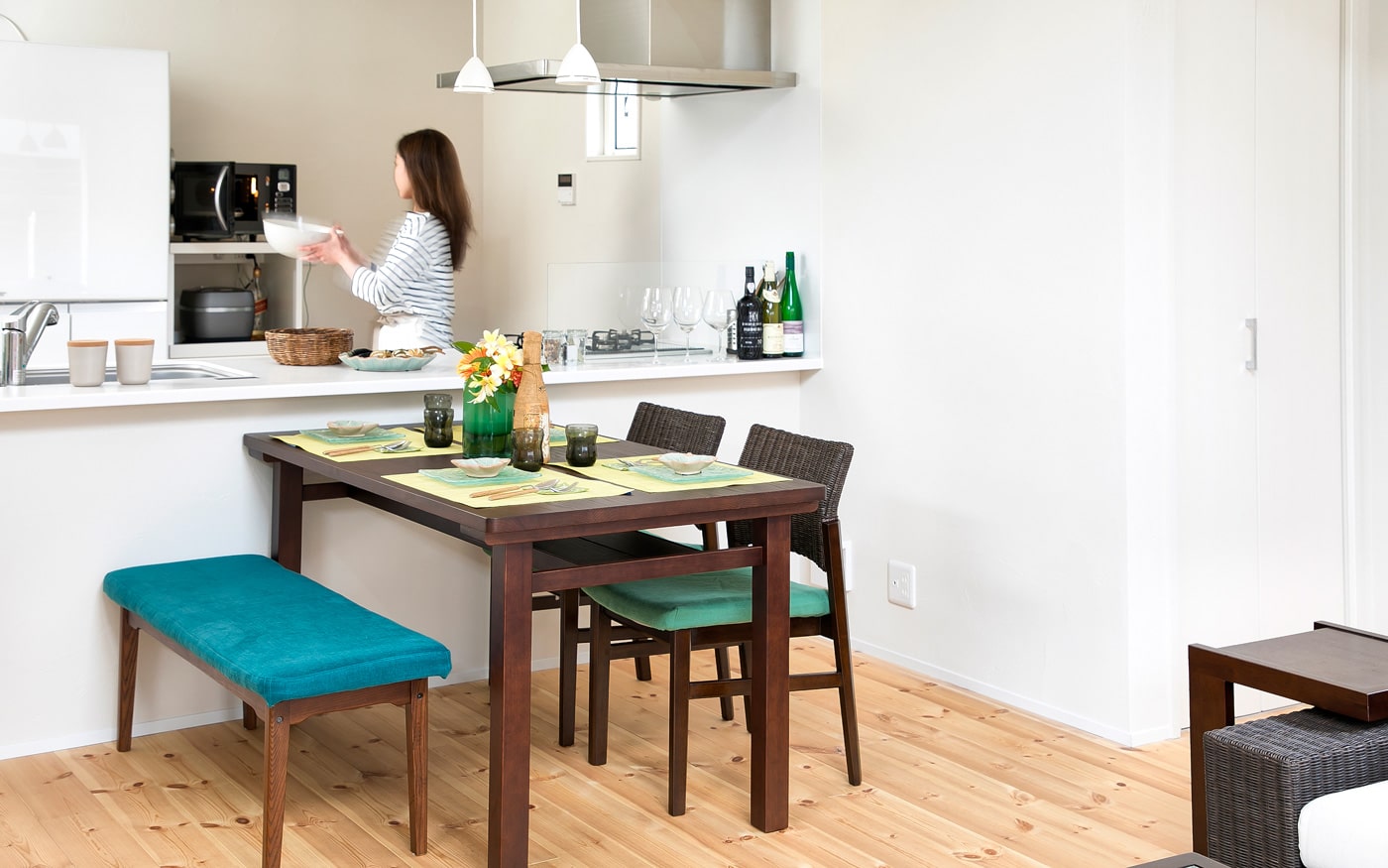 No 99 海の風を感じるターコイズブルーのリゾートインテリア A Flat その暮らしに アジアの風を 目黒通り 新宿 大阪梅田 グランフロント北館