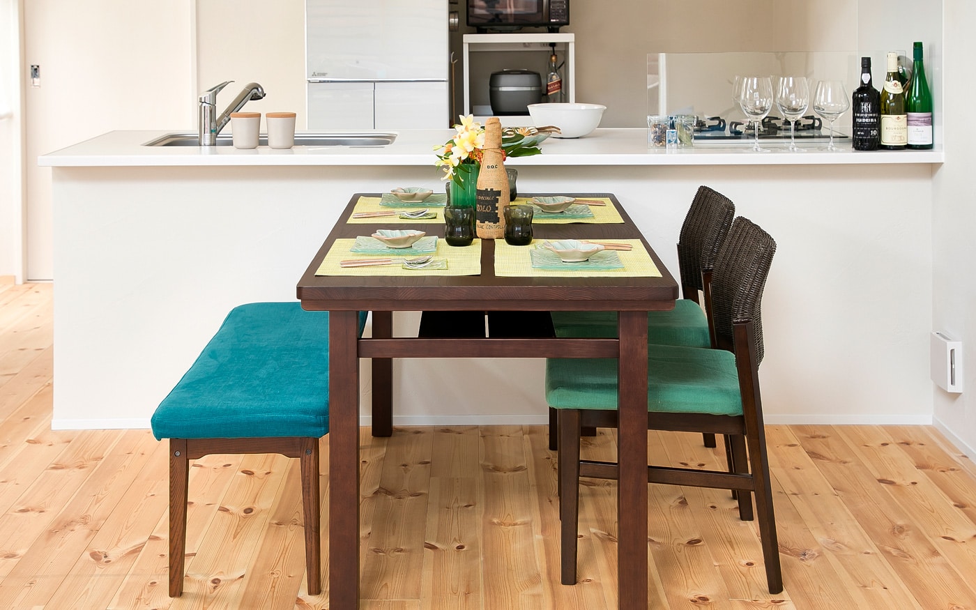 No 99 海の風を感じるターコイズブルーのリゾートインテリア A Flat その暮らしに アジアの風を 目黒通り 新宿 大阪梅田 グランフロント北館