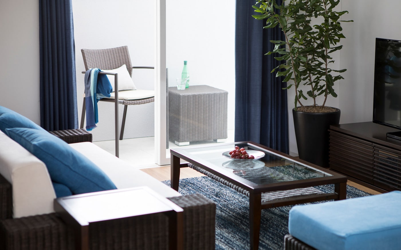 No 147 一人暮らし 1ldk Ld10畳 6畳 爽やかなブルー中心のインテリアコーディネート A Flat その暮らしに アジアの風を 目黒通り 新宿 大阪梅田 グランフロント北館