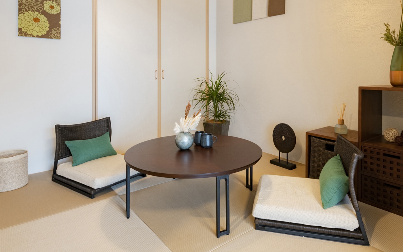 No 172 家族で寛ぎやすい家具 インテリアが充実したリビングダイニング A Flat その暮らしに アジアの風を 目黒通り 新宿 大阪梅田 グランフロント北館
